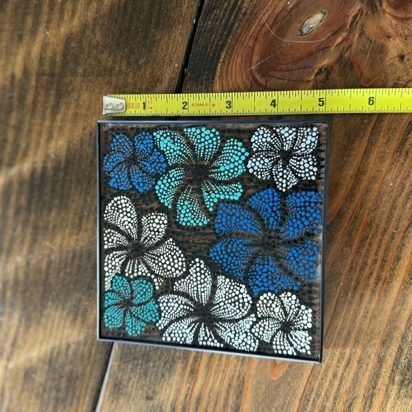 Hand painted floral design. 5X5 can be on table or hung. Blues & whites - Picture 4 of 5